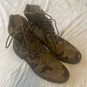NWOT Lucky Brand Camouflage Boots
